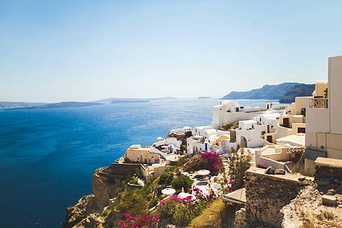 pasăre, eye view fotografie, vederea păsărilor, fotografie, santorini, mare, Marea Mediterana, Grecia, mediteraneene, destinații de călătorie, vacante, insulă, insulele cyclades, arhitectură, călătorie, albastru, turism, Oia, litoral, Marea Egee, loc faimos, Europa, oraș, locații de călătorie, casă, vară, vedere în unghi mare, zi, nici o persoana, exteriorul clădirii, construită, clădire, apă, natură, Munte, zonă rezidențială, cer, scenice - natura, cer senin, lumina soarelui, spațiu copie, în aer liber, 5K, CC0, domeniu public, fără drepturi de autor