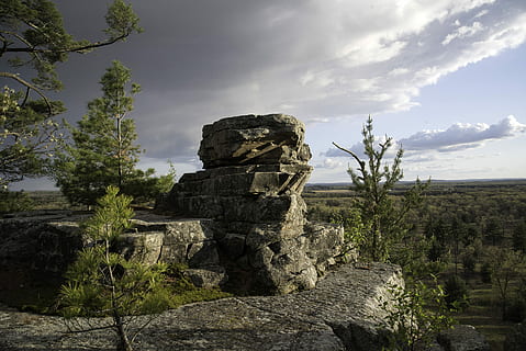 borovice, Quincy blaf, Skála, quincy, blufovat, wisconsin, mraky, představoval, Příroda, veřejná doména, stromy, krajina, rock - objekt, scén, nebe, venku, mrak - nebe, nikdo, krajiny, kámen - objekt, cestovní místa, vojenský, voják armády, armáda, zpětný pohled, maskovací oděv, helma, pevný, rostlina, strom, klid, den, klidné scény, Skalní formace, krása v přírodě, scenics - příroda, přistát, zásobník, mimoměstské scény, cestovat, životní prostředí, starověké civilizace, stack rock, 5K, CC0, veřejná doména, bez autorských práv