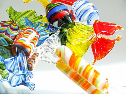 Süßigkeiten, bunt, Tropfen, Farbe, Farbton, Blau, Gelb, Glas, Grün, Färbung, Natur, Nuance, rot, Schattierung, schimmern, mehrfarbig, Lutscher, Feier, Dekoration, Farben, Nahansicht, keine Leute, Studioaufnahme, Tierthemen, Kindheit, Wahl, Variation, Flachwinkelansicht, Kunst und Handwerk, Essen und Trinken, Spielzeug, Tag, Kreativität, Darstellung, Gruppe von Objekten, große gruppe von gegenständen, Himmel, Stillleben, draußen, Tierdarstellung, 1080P, CC0, gemeinfrei, lizenzfrei