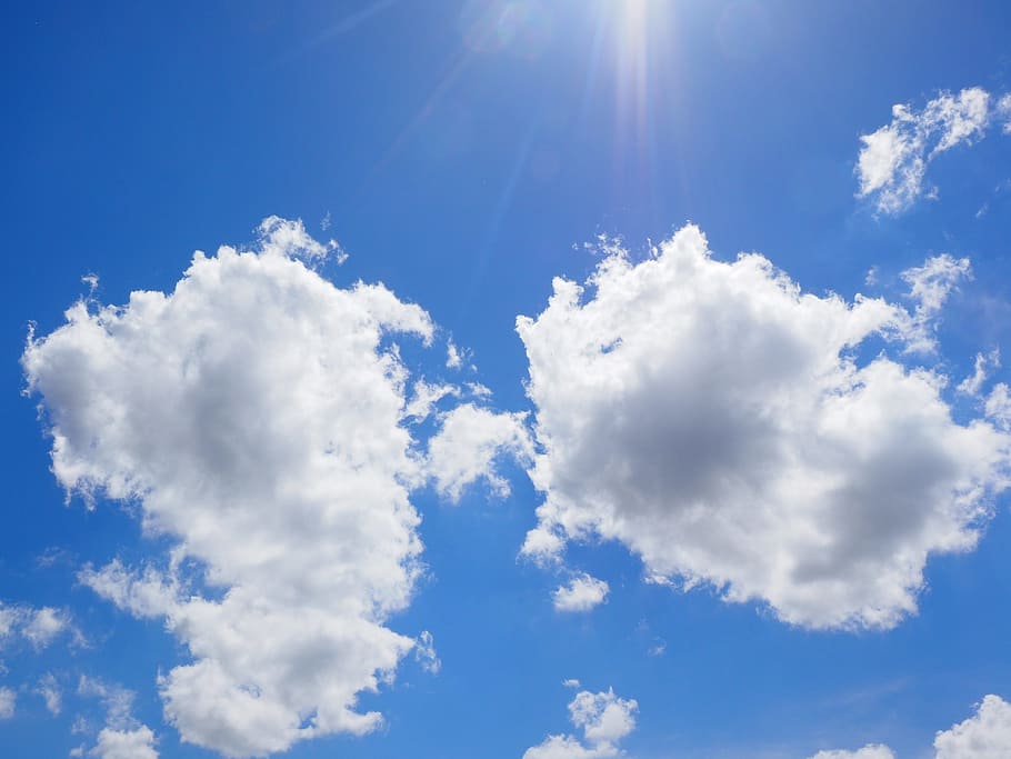 núvols, cel, blau, blanc, dia d’estiu, dia assolellat, assolellat, núvols de cúmuls, cumulus humilis, cumulus mediocris, Cúmulus, núvol de cúmuls, núvol - cel, cloudscape, llum solar, atmosfera, medi ambient, vent, sol, bellesa a la natura, fons, naturalesa, idíl·lic, raig de sol, Color blanc, escenics - natura, llum - fenomen natural, esponjós, color vibrant, meteorologia, netejar, brillant, cap gent, a l'aire lliure, lluminós, clima, llibertat, 4K