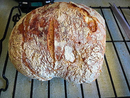 Brot, Gestell, Mehl, Ofen, warm, Hefe, hausgemacht, Backen, Essen und Trinken, drinnen, Lebensmittel, Frische, keine Leute, High Angle View, Stillleben, fertig für den Verzehr, Süßes Essen, Genuss, Dessert, Nahansicht, gebacken, Tabelle, Holz - Material, Süss, ungesunde Ernährung, Tag, Versuchung, 2K, CC0, gemeinfrei, lizenzfrei