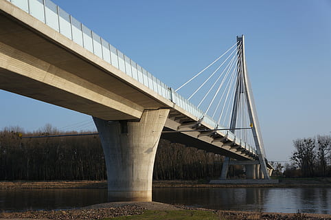 most, elbe, rzeka, architektura, budynek, stalowy most, most elbe, woda, Bank, most - struktura stworzona przez człowieka, połączenie, zbudowana struktura, transport, niebo, Inżynieria, Natura, czyste Niebo, niski kąt widzenia, drzewo, Droga, krajobraz, dzień, roślina, na dworze, kolumna architektoniczna, beton, 4K, CC0, domena publiczna, darmowe zdjęcia