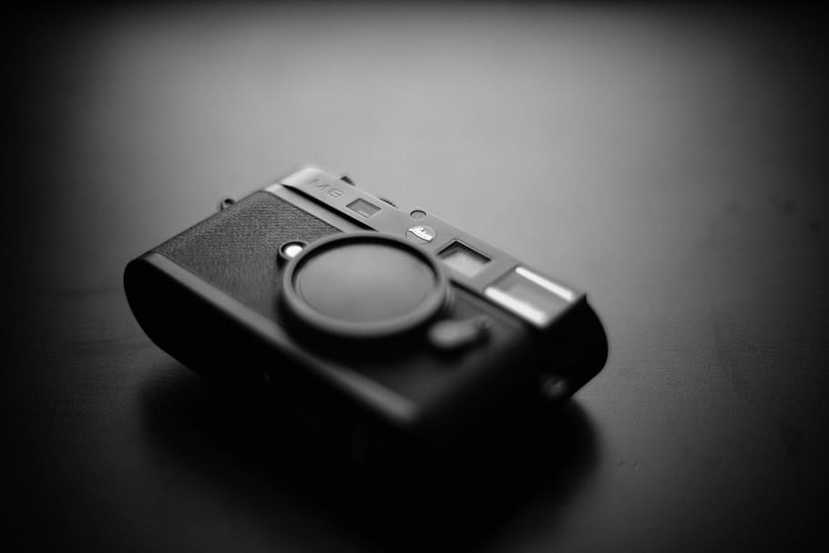 càmera dslr negra, negre, càmera, superfície, equipament, vell, vintage, control, a l'interior, primer pla, cap gent, tecnologia, vinyeta, sol objecte, remot, taula, tir de l'estudi, polsador, cultura i entreteniment artístic, relaxació, control remot, comunicació, nombre, natura morta, televisor, fons gris, gris, equipament elèctric, agressió, 5K