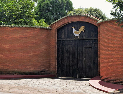 conserge, porta, entrada, granja, casa antiga, arquitectura, estructura construïda, exterior de l'edifici, edifici, arbre, dia, material de fusta, cap gent, lloc de culte, planta, paret, tancat, creença, naturalesa, comunicació, religió, a l'aire lliure, espiritualitat, 4K, CC0, domini públic, lliure de regalies