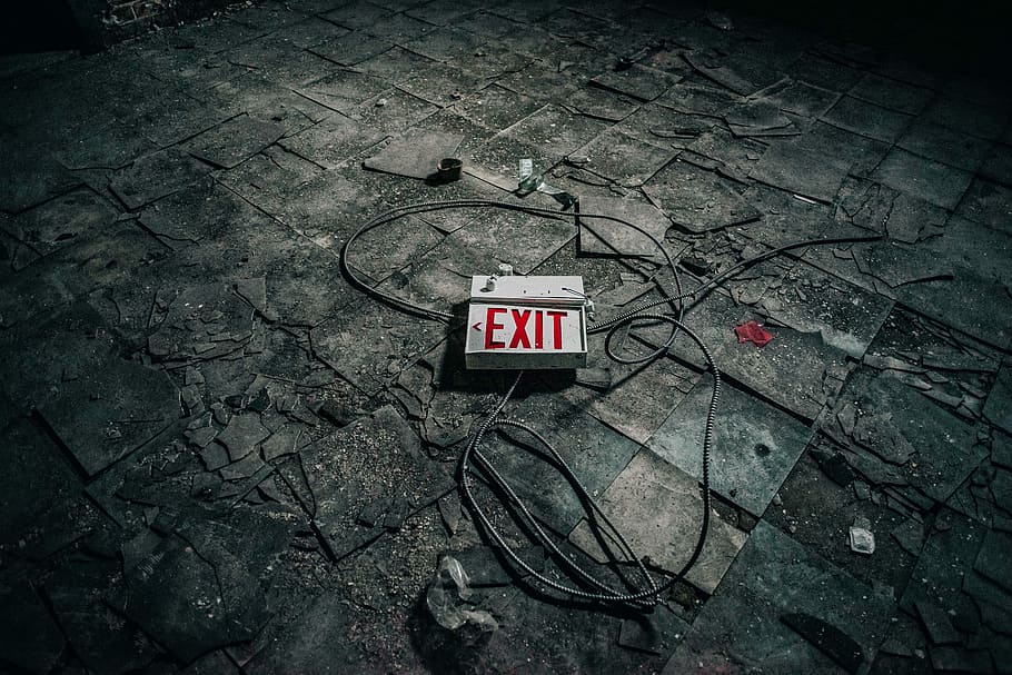 grå, exit skiltet, fortov, hvid, exit skiltning, ledninger, flisebelagt, skilt, Afslut, gået i stykker, forladt, brudt tegn, smuds, kabel, urban forfald, banner, flugt, exit tegn, skygge, elektrisk, meddelelse, tekst, ingen mennesker, vestlige script, høj vinkel visning, dag, by, advarselsskilt, gade, Information, udendørs, vej, stort bogstav, sti, vignet, vejskilt, informationsskilt, brosten, 5K