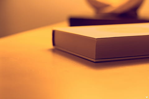 livre, blanc, surface, lis, table, affaires, Bureau, éducation, à l'intérieur, personne, fermer, prise de vue en studio, objet unique, boîte, empiler, espace de copie, récipient, jaune, publication, deux objets, nature morte, boîte - conteneur, se concentrer sur le premier plan, fond coloré, lien, 5K, CC0, domaine public, libre de droits