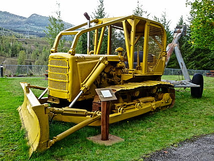 grader, tractor, machine, equipment, heavy, construction, bulldozer, excavator, yellow, scraper, digging, excavation, machinery, land Vehicle, outdoors, industry, construction Industry, plant, nature, day, land, tree, grass, field, no people, agricultural machinery, transportation, mode of transportation, agriculture, green color, sunlight, absence, growth, 4K, CC0, public domain, royalty free