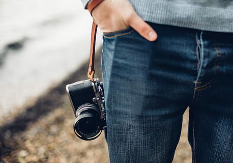 henkilö, tilalla, musta, harmaa, dslr-kamera, henkilö käsi, tasku-, käsi, kamera, vanha, vuosikerta, midsection, arkinen vaatetus, yksi henkilö, farkut, keskittyä etualalle, ihmiskehon osa, aikuinen, pysyvä, edestä, lähikuva, päivä, ihmisen käsi, valokuvauksen teemat, miehet, ulkona, tekniikka, ihmisen raajan, 5K, CC0, public domain, rojaltivapaa