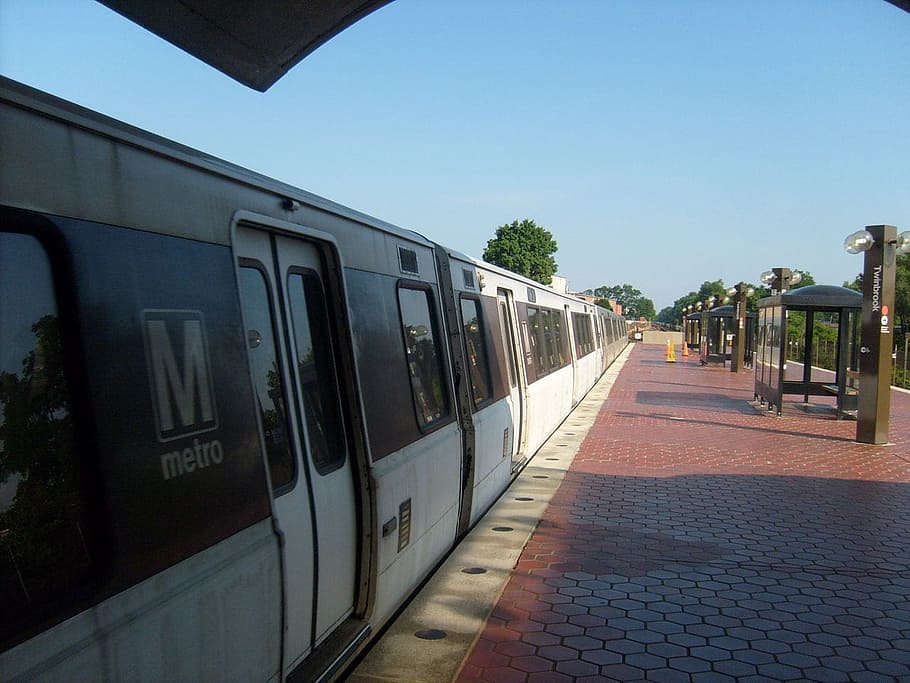 U-Bahn, U-Bahn, U-Bahn, Zugplattform, Metro, Zug, Plattform, Transport, städtisch, Öffentlichkeit, Bahnhof, Eisenbahn, pendeln, Pendler, Transit, Spur, Schiene, Reise, Stadt, Zug - Fahrzeug, Bahnsteig, öffentliche Verkehrsmittel, Himmel, Schienenverkehr, Transportmittel, Natur, die Architektur, klarer Himmel, Personenzug, Tag, Eisenbahnstation, draußen, Baum, Blau, keine Leute, 720P