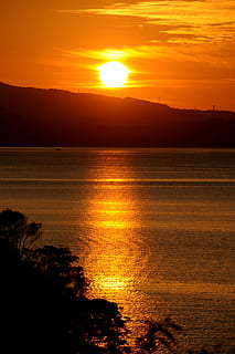 posta de sol, mar, kumamoto, triangle, sol, escenics, color taronja, bellesa a la natura, reflexió, escenics - natura, cel, aigua, tranquil·litat, escena tranquil·la, silueta, naturalesa, idíl·lic, llum solar, escena no urbana, cap gent, davant del mar, muntanya, a l'aire lliure, cel romàntic, 4K, CC0, domini públic, lliure de regalies