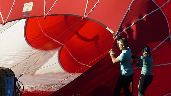 Palloncino, sotto, rosso, è, lateralmente, Allineati, mezzi di trasporto, persone, veicolo aereo, adulto, donne, giorno, bambino, due persone, lunghezza intera, abbigliamento casual, in piedi, modo di trasporto, infanzia, giovane adulto, natura, acconciatura, 1080P, CC0, dominio pubblico, privo di copyright