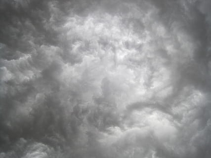 skyer, himmel, Sky, tung, aktiv, voldsom, storm, ildevarslende, mørk, lys patches, vejr, sky - himmel, tordenvejr, natur, overskyet, cloudscape, dramatisk himmel, meteorologi, klima, storm sky, baggrunde, skønhed i naturen, scenics - natur, ingen mennesker, vind, miljø, atmosfære, humørlig himmel, regn, udendørs, 2K, CC0, offentligt domæne, royaltyfrie