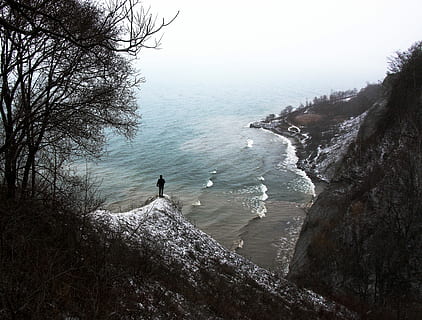 Person, Stehen, oben, Hang, suchen, Küstenlinie, tagsüber, oben drauf, weiter gucken, Natur, Meer, Landschaft, szenen, draußen, Cliff, Rock - Objekt, Wasser, Reiseorte, Landschaften, Menschen, Küste, Baum, eine Person, Nur ein Mann, Schönheit in der Natur, Szenen - Natur, Land, Himmel, Ruhe, Pflanze, ruhige Szene, Freizeitbeschäftigung, Rock, Tag, Nicht-städtische Szene, echte Menschen, solide, Am Rande von, 2K, CC0, gemeinfrei, lizenzfrei