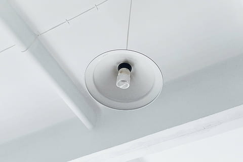 bulbo, techo, electricidad, blanco, tecnología, adentro, el color blanco, nadie, de cerca, forma, forma geometrica, seguridad, vista de alto ángulo, circulo, conexión, metal, proteccion, agujero, naturaleza muerta, color plateado, sombra, 2K, CC0, dominio público, libre de derechos