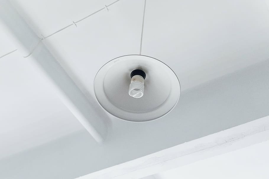 bombeta, sostre, electricitat, blanc, tecnologia, a l'interior, Color blanc, cap gent, primer pla, forma, forma geomètrica, seguretat, vista d’angle alt, cercle, connexió, metall, protecció, forat, natura morta, color plata, ombra, 2K