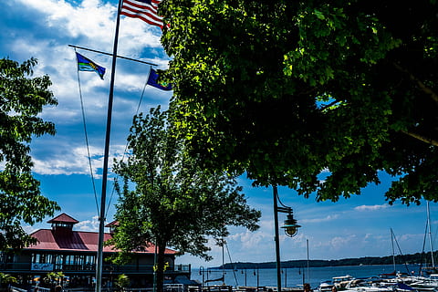 champlain del lago, champlain, lago, lago, champlain, bandiere, lago, Champlain, Barche, molo, Burlington, Vermont, ristorante, estate, bandiera, albero, nuvola - cielo, giorno, cielo, all'aperto, pianta, esterno dell'edificio, architettura, struttura costruita, natura, patriottismo, città, nessuno, costruzione, Inquadratura dal basso, crescita, mezzi di trasporto, lampione, 4K, CC0, dominio pubblico, privo di copyright