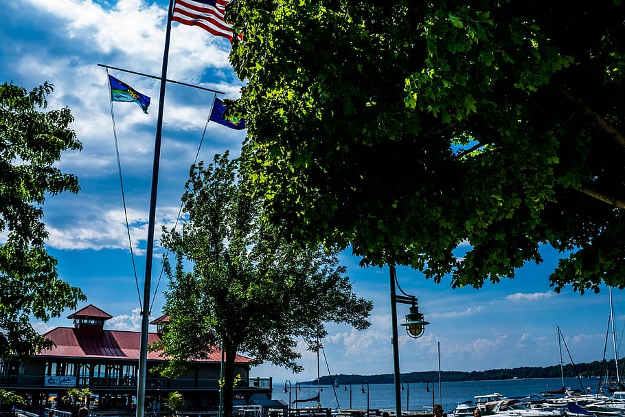 champlain del llac, champlain, lake, llac, xamfrà, banderes, llac, champlain, embarcacions, embarcador, Burlington, vermont, restaurant, estiu, bandera, arbre, núvol - cel, dia, cel, a l'aire lliure, planta, exterior de l'edifici, arquitectura, estructura construïda, naturalesa, el patriotisme, ciutat, cap gent, edifici, vista d’angle baix, creixement, transport, llum del carrer, 4K