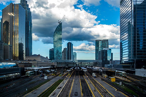 ciutat durant el dia, ocell, vista d'ulls, edifici de la ciutat, carreteres, estació de tren, gratacels, núvol, tren, edifici, arquitectura, ciutat, cel, blau, carretera, estació, rail, transport, exterior de l'edifici, estructura construïda, exterior d’edifici d’oficines, alta - alta, núvol - cel, torre, destinacions de viatge, modern, oficina, transport per ferrocarril, pista, naturalesa, vies del ferrocarril, districte financer, paisatge urbà, cap gent, a l'aire lliure, fletxa, pati de maniobra, 4K, CC0, domini públic, lliure de regalies