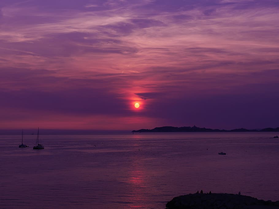 Sonnenuntergang, violett, Meer, Abend, Sonne, Dämmerung, Landschaft, Farben, Horizont, Wasser, Himmel, Schönheit in der Natur, Szenen - Natur, wolke - himmel, Ruhe, ruhige Szene, Horizont über Wasser, Natur, Dramatischer Himmel, Wasserfahrzeug, idyllisch, keine Leute, Transport, draußen, lila, Segelboot, romantischer Himmel, 4K