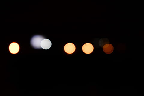 lichten, lichteffecten, licht, achtergrond, verlicht, nacht, defocused, geen mensen, straatlantaarn, buitenshuis, cirkel, geometrische vorm, vorm, ruimte, kopie ruimte, licht - natuurverschijnsel, zwarte kleur, hemel, verlichtingsapparatuur, donker, straat, natuur, gloeiend, zwarte achtergrond, maan, 5K, CC0, publiek domein, royaltyvrij