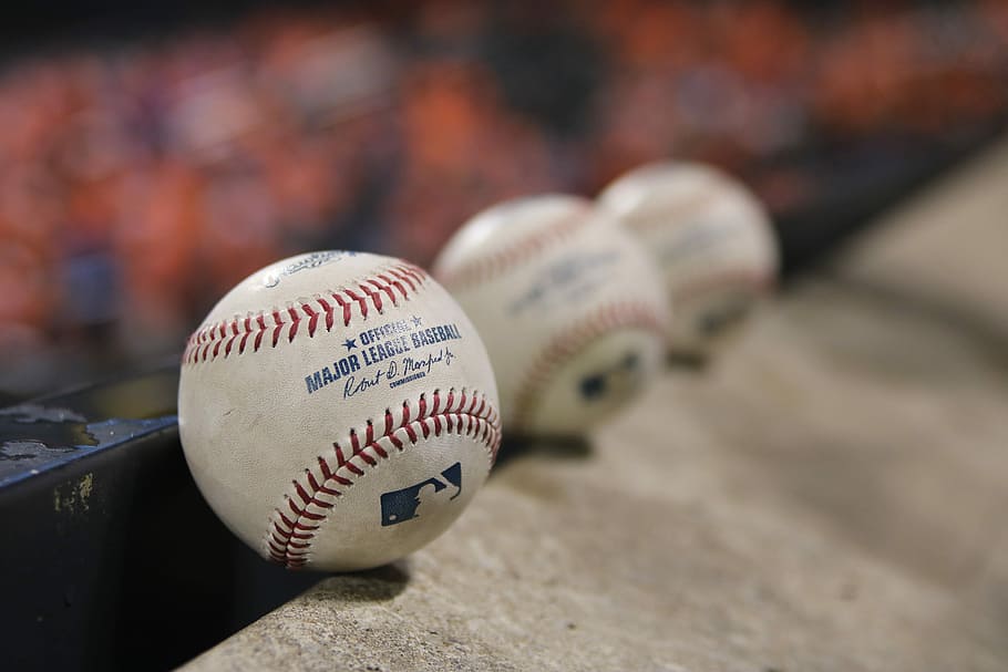 tři, bílý, baseballs, šedá, textil, bílý baseball, míč, baseball, zeď, kámen, baseball - sport, baseball - míč, sport, detail, zaměřit se na popředí, nikdo, stálý život, selektivní zaměření, týmový sport, vzor, koule, bílá barva, dřevo - materiál, text, sportovní vybavení, přistát, západní skript, uvnitř, 2K