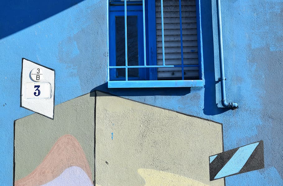panell de finestra blau, blau, tancat, a la graella, finestra, paret, edifici, signe, color, 3, nombre, núvol, detall, torre, patró, carrer, alt, exterior de l'edifici, estructura construïda, comunicació, arquitectura, dia, cap gent, llum solar, a l'aire lliure, orientació, text, símbol, guió occidental, representació, escala, 5K