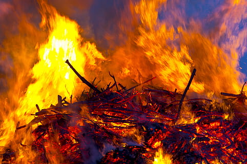 fuego de pascua, fuego, llama, aduana, ardiente, fuego - fenómeno natural, calor - temperatura, naturaleza, color naranja, hoguera, material de madera, movimiento, nadie, brillante, accidentes y desastres, comunicación, cuestiones ambientales, al aire libre, firmar, ambiente, Daño ambiental, bosque, contaminación, infierno, 4K, CC0, dominio público, libre de derechos