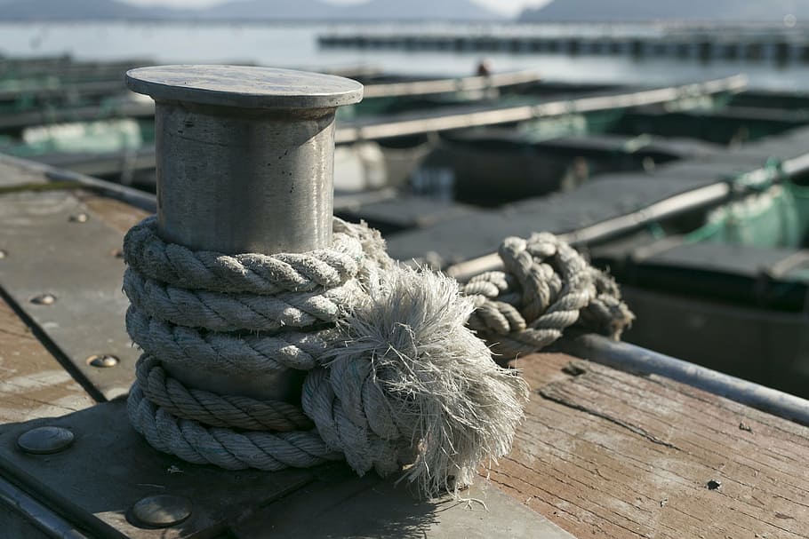 pica de moll de vaixell, mar, vegades, paquet, redempció, tanga, trena, estabilitat, pesquer, control, platja, vaixell, solidaritat, port, servitud, corbata, corda, lligat, vaixell nàutic, transport, aigua, publicació, cap gent, manera de transport, centrar-se en primer pla, dia, material de fusta, bollard, cleat, força, moll, primer pla, amarrat, naturalesa, metall, a l'aire lliure, post de fusta, equip nàutic, 4K
