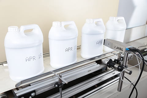 vier, Weiß, Plastikflaschen, grau, rostfrei, Stahlmaschine, Drucker, industriell, Maschine, Industrie, Technologie, Ausrüstung, Design, Drucken, Ingenieurwesen, Herstellung, Produktion, verarbeiten, Hand, Kunststoffdosen, Pflanze, drinnen, Essen und Trinken, Container, Flasche, Lebensmittel, Milch, Haushaltsausstattung, Milchflasche, keine Leute, Erfrischung, Getränk, Milchprodukt, Text, Stillleben, Wohlbefinden, Gruppe, Gerät, weiße Farbe, 5K, CC0, gemeinfrei, lizenzfrei