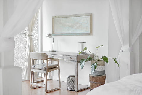 vuoto, scrivania, tenda, bianca, di legno, poltrona, davanti, scrivania del parroco, stanza domestica, in casa, mobilia, finestra, letto, interno di casa, Colore bianco, Camera da letto, casa, nessuno, stili di vita, bagno domestico, bagno, specchio, lusso, ricchezza, giorno, natura, pianta, moderno, 5K, CC0, dominio pubblico, privo di copyright
