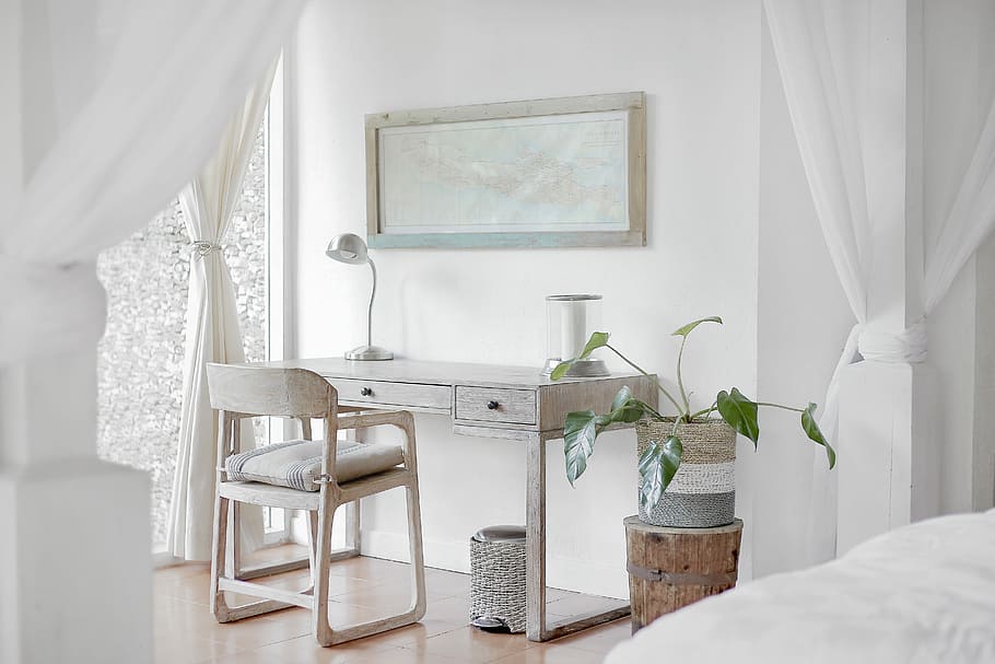vuoto, scrivania, tenda, bianca, di legno, poltrona, davanti, scrivania del parroco, stanza domestica, in casa, mobilia, finestra, letto, interno di casa, Colore bianco, Camera da letto, casa, nessuno, stili di vita, bagno domestico, bagno, specchio, lusso, ricchezza, giorno, natura, pianta, moderno, 5K