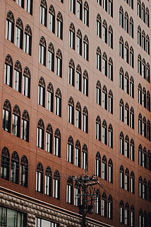 edificio marrón pintado, marrón, edificio, arquitectura, infraestructura, fachada, ventana, edificio residencial, apartamento, exterior del edificio, vida en la ciudad, estructura construida, día, balcón, fotograma completo, ciudad, Distrito residencial, en una fila, nadie, vista de ángulo bajo, antecedentes, luz del sol, al aire libre, naturaleza, lado a lado, repetición, casa adosada, 4K, CC0, dominio público, libre de derechos