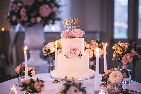 bianca, torta di pasticceria, fiori, candele, Pasticcino, torta, nozze, decorazione, celebrazione, tavolo, fiore, candela, mazzo, ristorante, cibo, ricevimento di nozze, evento, eleganza, piatto, preparativi, lusso, romanza, banchetto, dolce, in casa, pianta fiorita, pianta, natura, freschezza, nessuno, vaso, cibo e bevande, bellezza nella natura, fiamma, illuminato, cibo dolce, composizione floreale, torta nuziale, tentazione, testa di fiore, 5K, CC0, dominio pubblico, privo di copyright