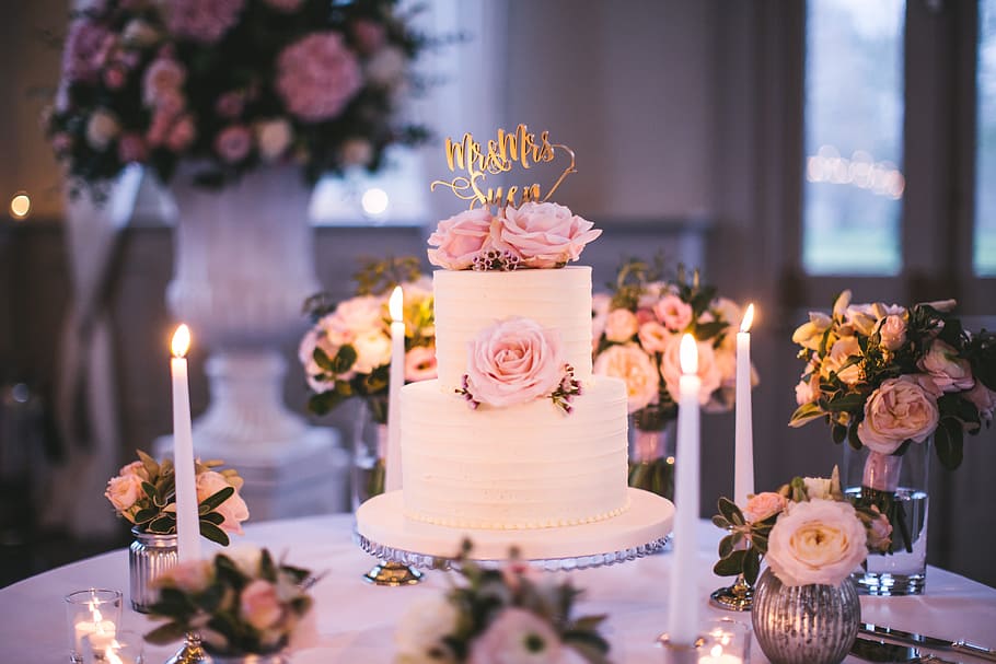 bianca, torta di pasticceria, fiori, candele, Pasticcino, torta, nozze, decorazione, celebrazione, tavolo, fiore, candela, mazzo, ristorante, cibo, ricevimento di nozze, evento, eleganza, piatto, preparativi, lusso, romanza, banchetto, dolce, in casa, pianta fiorita, pianta, natura, freschezza, nessuno, vaso, cibo e bevande, bellezza nella natura, fiamma, illuminato, cibo dolce, composizione floreale, torta nuziale, tentazione, testa di fiore, 5K