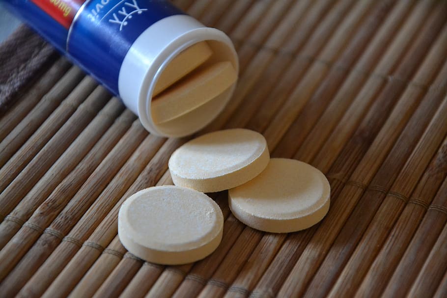 Tablette, Tablets, medizinisch, Vitamine, Medikamente, heilen, Apotheke, gönnen Sie sich, Pille, Gesundheitswesen und Medizin, Medizin, Dosis, Nahrungsergänzung, Kapsel, Container, Vitamin, Flasche, drinnen, Nahansicht, keine Leute, verschreibungspflichtige Arzneimittel, gesunder Lebensstil, Krankheit, verschütten, Stillleben, medizinischer Zustand, Tabelle, Diät halten, 2K