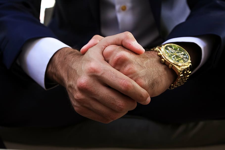 person, iført, runde guldfarvet skelet, holde øje, guldfarvet band, hænder, ur, forretning, tid, tankevækkende, menneskelig kropsdel, menneskelig hånd, ring, tæt på, kun en mand, voksen, en person, mennesker, kun mænd, herrer, hånd, smykker, armbåndsur, hanner, guldfarvet, guld, succes, velklædt, rigdom, håndled, 5K