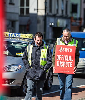 SIPTU, lavoratori, bus eireann, uomini, capi di abbigliamento, legge, mezzi di trasporto, persone reali, auto, sicurezza, modo di trasporto, veicolo a motore, forze di polizia, in piedi, protezione, tre quarti, governo, occupazione, città, due persone, uniforme, giorno, 2K, CC0, dominio pubblico, privo di copyright