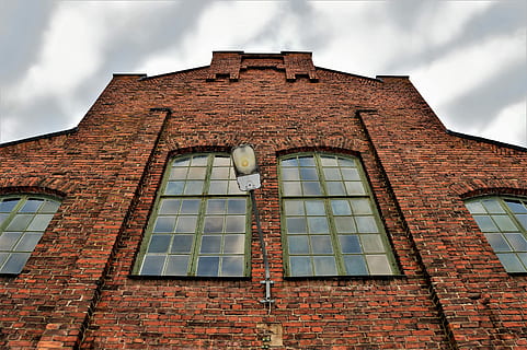 Basso, fotografia ad angolo, Marrone, dipinto, costruzione, calcestruzzo, edificio in mattoni, finestra, nuvoloso, nube, mattone, muro di mattoni, riflessione, all'aperto, Svezia, luce, sfaccettatura, architettura, esterno dell'edificio, struttura costruita, Inquadratura dal basso, parete, cielo, nessuno, storia, nuvola - cielo, il passato, vecchio, giorno, natura, caratteristica della parete, quartiere residenziale, 2K, CC0, dominio pubblico, privo di copyright