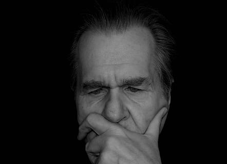 homme, en pensant, profondément, tenir, couvrant, bouche, travail de réflexion, visage, noir, blanc, les yeux, nez, main, basé sur, soutien, méditer, réflechir, réfléchir, traiter, pense, vos sens, Denkvorgang, tandis que, pensées fonctionnent, résultat des pensées, train de pensée, chaîne de pensée, série de pensées, idée idée, considération, fond noir, prise de vue en studio, portrait, une personne, à l'intérieur, photo du visage, fermer, partie du corps humain, coupé, visage humain, vue de face, émotion, partie du corps, Hommes, adulte, regarder la caméra, émotion négative, espace de copie, contemplation, dépression - tristesse, 2K, CC0, domaine public, libre de droits