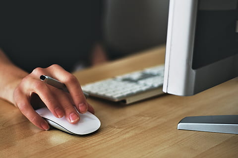 kvinde, ved brug af, æble magiske mus, computer, mus, browser, forskning, undersøgelse, forretning, arbejde, kontor, bord, teknologi, trådløs teknologi, menneskelig hånd, hånd, computerudstyr, menneskelig kropsdel, meddelelse, computer tastatur, forbindelse, computermus, bruger computer, skrivebord, tastatur, møbel, computer netværk, en person, voksen, internet, computerskærm, maskinskrivning, kropsdel, finger, 5K, CC0, offentligt domæne, royaltyfrie