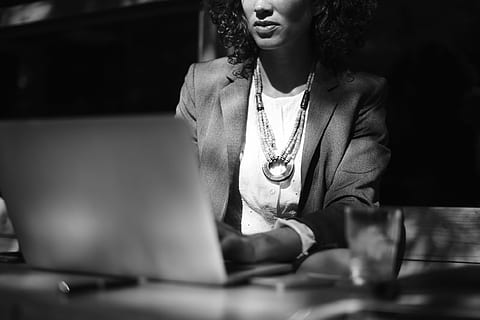 donna, detenzione, il computer portatile, seduta, sedia, computer, tecnologia wireless, adulto, tecnologia, attività commerciale, comunicazione, una persona, usando il portatile, in casa, lavoro, ufficio, uomo d'affari, donne, connessione, tavolo, mobilia, scrivania, digitando, nuovo business, navigare in rete, bella donna, imprenditore, 1080P, CC0, dominio pubblico, privo di copyright