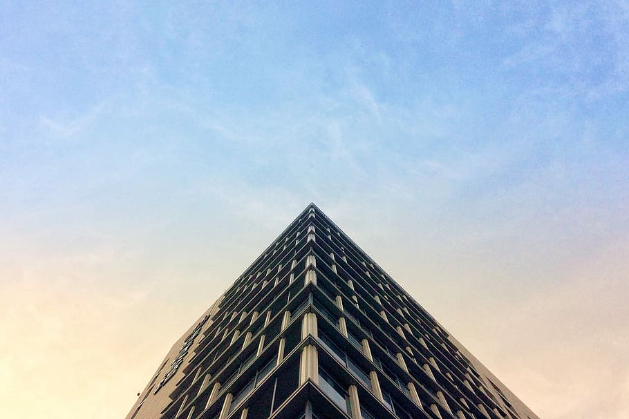 pohledy červů, městské budovy, budova, architektura, struktura, roh, mrak, stavba, nebe, exteriér budovy, nízký úhel pohledu, tvaru trojúhelníku, nikdo, Příroda, město, moderní, mrak - nebe, kancelářská budova exteriér, vysoké sekce, venku, den, vysoká - vysoká, modrý, geometrický tvar, tvar, mrakodrap, 2K