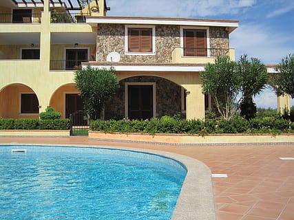 Schwimmbad, Ferien, Sommersonne, Residenz, Sommer-, Sonne, Freibad, Urlaub, Villa, Wasser, Haus, Schwimmen, Luxus, Reichtum, Wohneigentum, die Architektur, gebaute Struktur, Gebäudehülle, Gebäude, Natur, Pflanze, Sonnenlicht, Tag, Baum, keine Leute, Fenster, Wohngegend, draußen, Eingang, am Pool, 2K, CC0, gemeinfrei, lizenzfrei