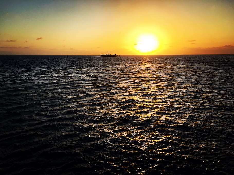solnedgang, caribbean, ocean, strand, rejse, ferie, tropisk, sol, paradis, solopgang, himmel, ø, træ, orange, lagune, udvej, gul, kyst, kokosnød, silhuet, rød, horisont, eksotisk, scene, rolig, landskab, hav, sand, vand, håndflade, sommer, lys, scenics - natur, skønhed i naturen, ro, rolig scene, orange farve, horisont over vand, idyllisk, sollys, natur, ingen mennesker, havnefronten, ikke-urbane scene, afspejling, udendørs, lyse, 4K