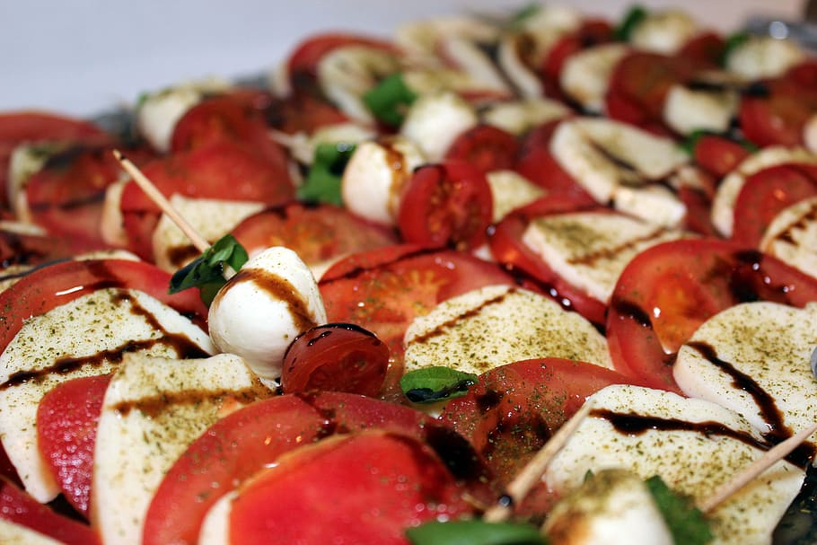 verdures a la graella, tomàquets, mozzarella, bufet, bufet fred, deliciós, abundant, menjar, benefici de, nutrició, vermell, frisch, trossos, saludable, saborós, és clar, gourmet, tomàquet, menjar i beguda, frescor, primer pla, alimentació saludable, fruita, enfocament selectiu, llest per menjar, a l'interior, vegetals, natura morta, cap gent, benestar, indulgència, gran grup d'objectes, temptació, formatge, dolç, berenar, 5K