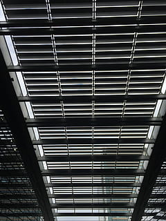 budova, architektonický, funkce, mřížka, architektonické prvky, nízký úhel pohledu, den, nikdo, uvnitř, architektura, stavba, vzor, strop, celý rám, moderní, opakování, slunečního světla, kov, pozadí, v řadě, město, architektonický prvek, architektura a umění, 2K, CC0, veřejná doména, bez autorských práv