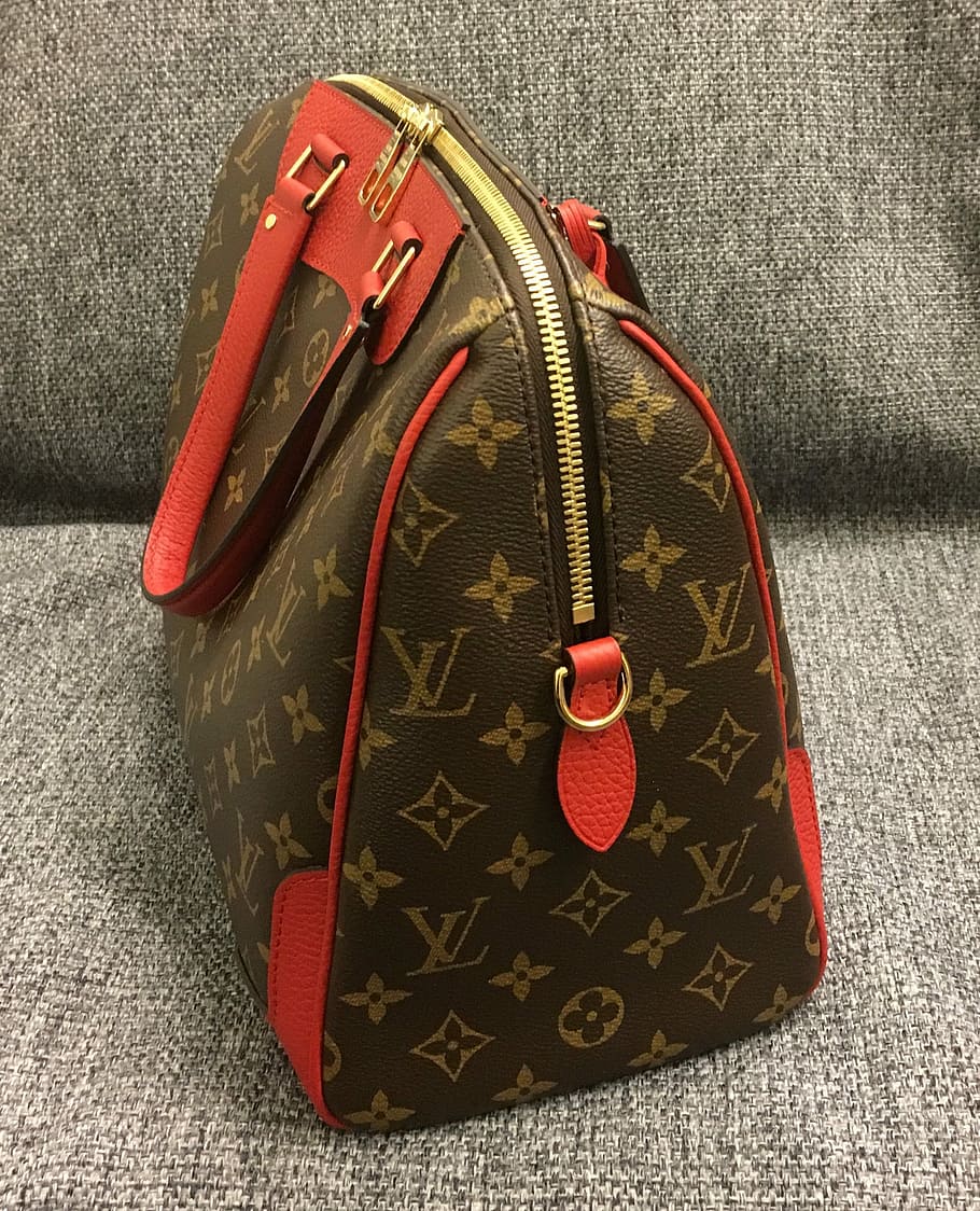 bossa de mà, bossa, vuitton, monograma, temps, a l'interior, vermell, cap gent, rellotge, esport, natura morta, vista d’angle alt, primer pla, patró, sol objecte, tèxtil, cuir, catifa - decoració, roba, interior de casa, mobles, sabata, marró, barret, sòls, motiu floral, luxe, accessori personal, ornamentat, 2K