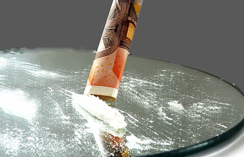 Nahansicht, Fotografie, gerollt, Banknote, Kokain, Sucht, anfordern, Gier, abhängig, süchtig, Lärm, berauscht, Tag, Natur, eine Person, Fokus auf den Vordergrund, Zeichen, drinnen, Ausrüstung, kalte Temperatur, Kommunikation, weiße Farbe, Metall, Warnschild, Sport, Wasser, High Angle View, 2K, CC0, gemeinfrei, lizenzfrei