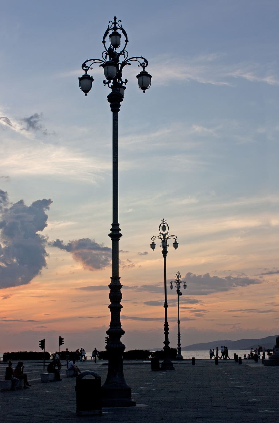 fanal, posta de sol, núvols, cel, llums del carrer, trieste, silueta, núvol - cel, llum del carrer, a l'aire lliure, carrer, naturalesa, equips d’il·luminació, bellesa a la natura, aigua, arquitectura, persones incidentals, color taronja, mar, ciutat, escenics - natura, estructura construïda, 4K