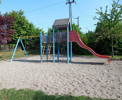 patio de recreo, dispositivo de juego, diapositiva, divertido, parque infantil, jugar, patio, al aire libre, parque - espacio hecho por el hombre, jugando, deporte, niño, infancia, planta, árbol, naturaleza, día, equipo de juego al aire libre, oscilación, cielo, parque, vacío, ausencia, hierba, gimnasio de la selva, luz del sol, equipo de juego deslizante, crecimiento, 2K, CC0, dominio público, libre de derechos